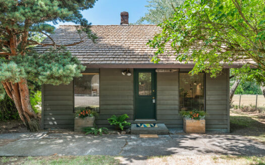 Adorable Cottage on Large Lot!